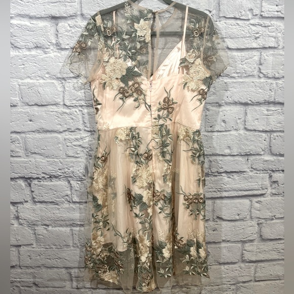 Chi Chi London Floral Embroidered Mesh Overlay Midi Dress in Nude size 10 NWT - Picture 3 of 9